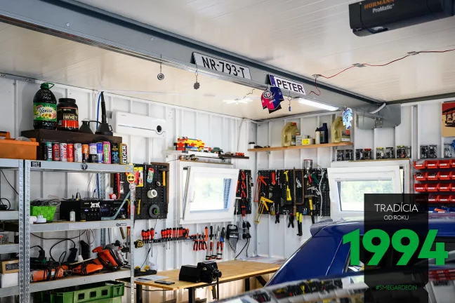 Detail na vnitřek garáže