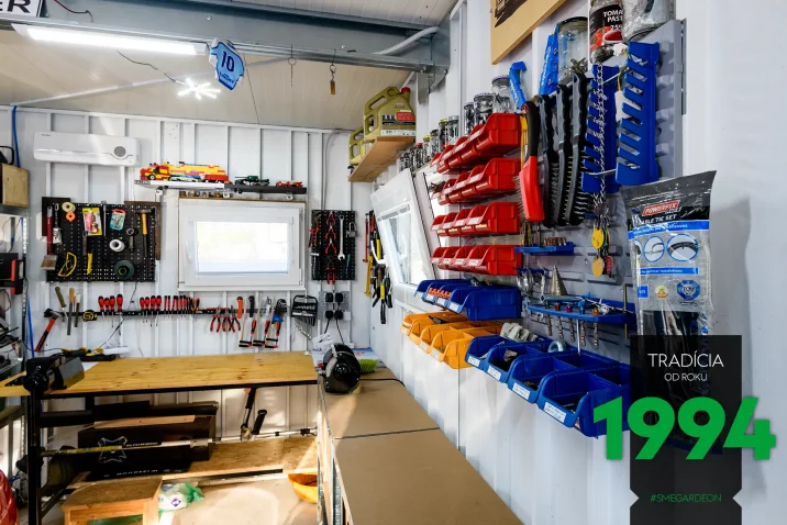 Koutek s nářadím v garáži.