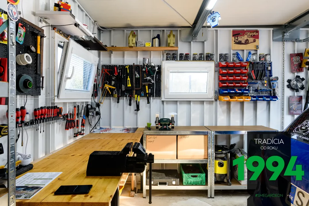 Stoly v garáži.