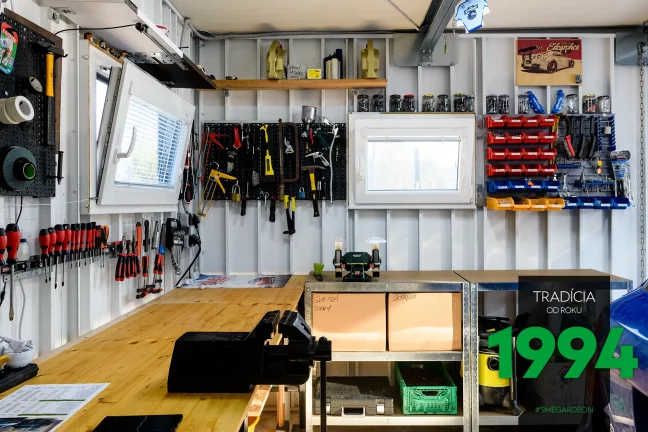Vnitřek garáže s nářadím
