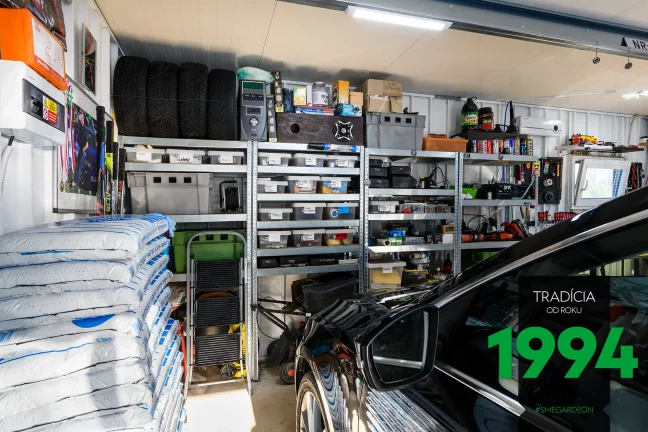 Auto zaparkované při regálech