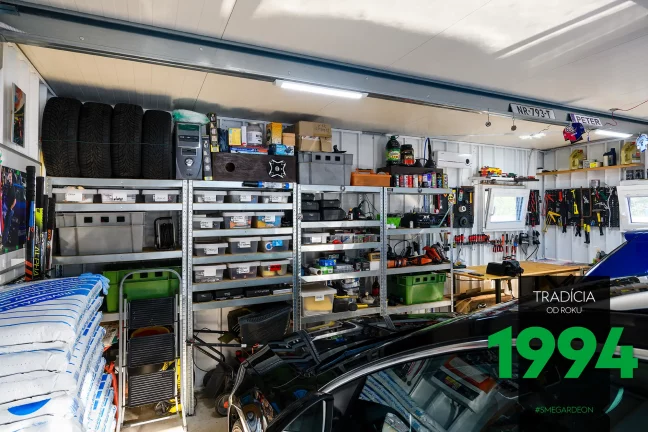 Auto při regálech v garáži