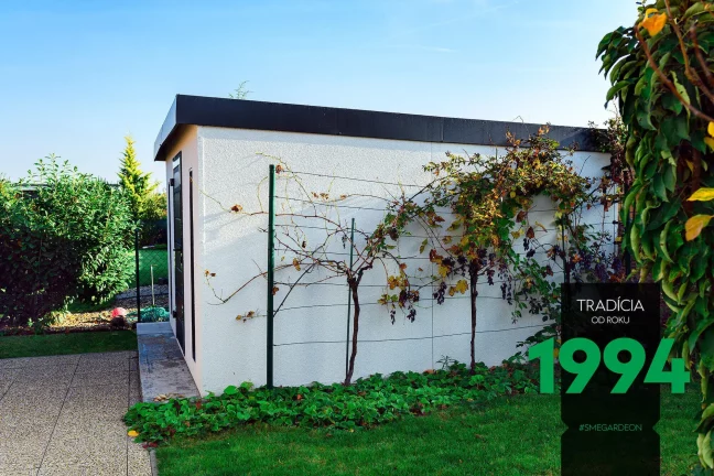 Záhradní domek v bíle omítce