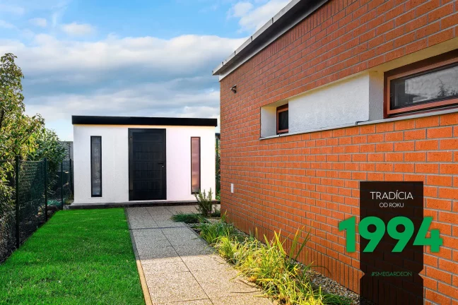 Záhradní domek s tmavou atikou