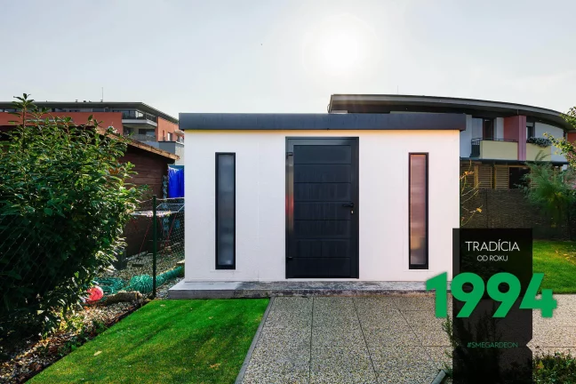 Záhradní domek v bíle omítce na záhrade