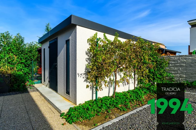 Záhradní domek v bíle omítce