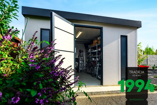 Otevřený dveře do záhradního domku.