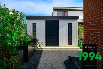 Záhradní domek s antracitovýma dveřmi