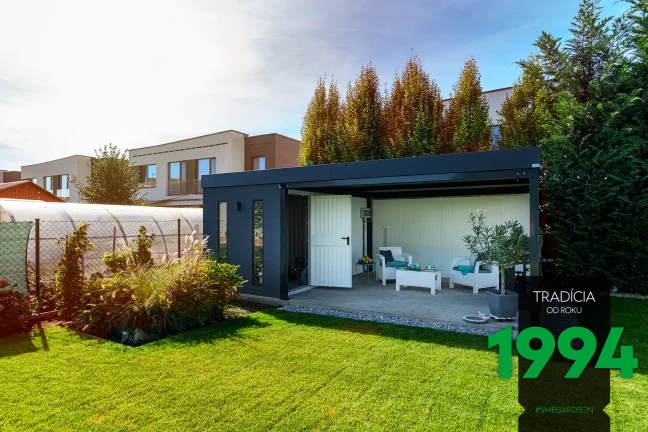 Otevření dveře na záhradním domku