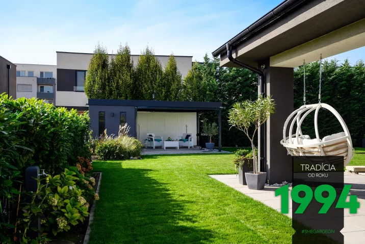 Pohled na záhradní domek s přístřeškem