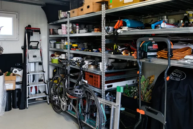 Montovaná garáž s regály a kolem.