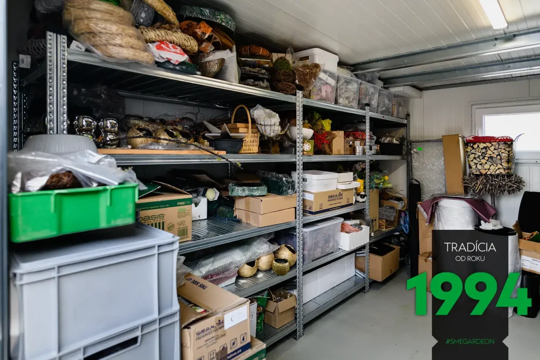 Krabice uložené v regálech