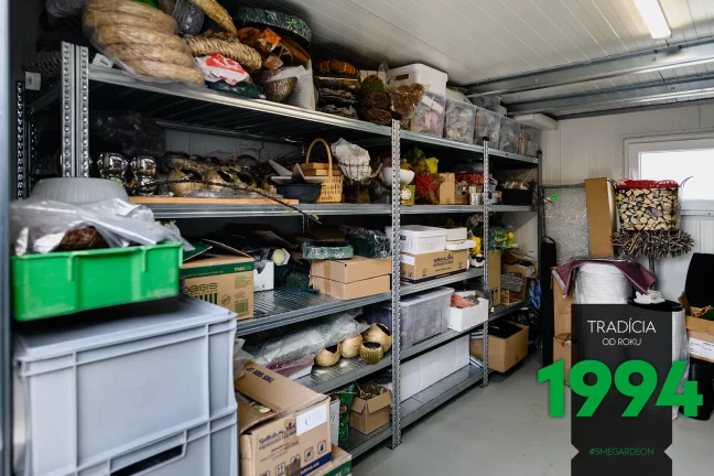 Krabice uložené v regálech