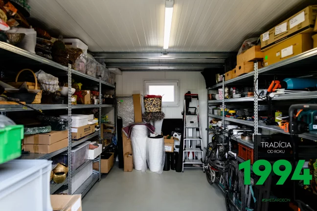 Uložené krabice v domku