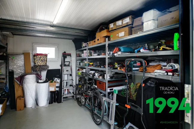 Vnitřek zahradního domku s nářadím