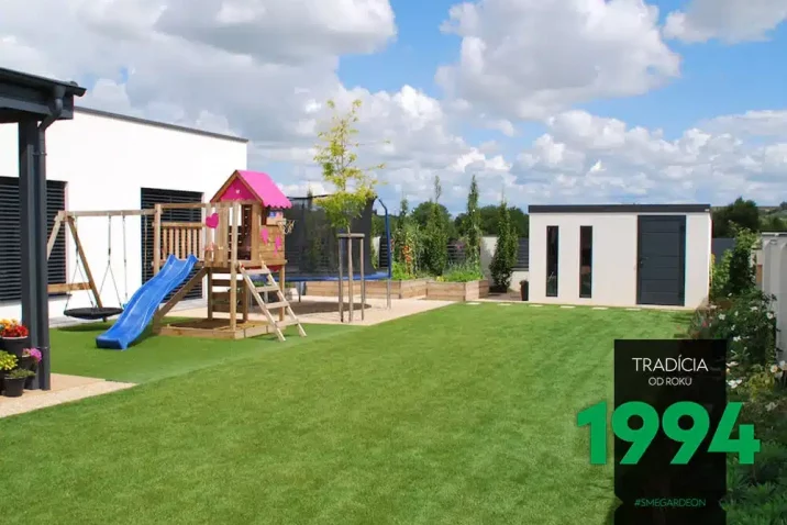 Prolézačky na zahradě u zahradního domku