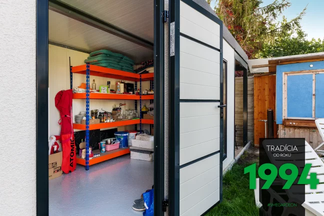 Otevřené dveře na domečku