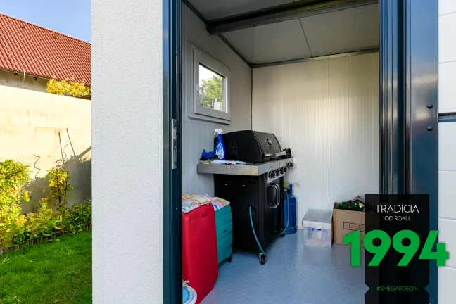 Gril uvnitř zahradního domku