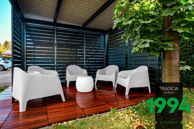 Bílí stoličky pod pergolou