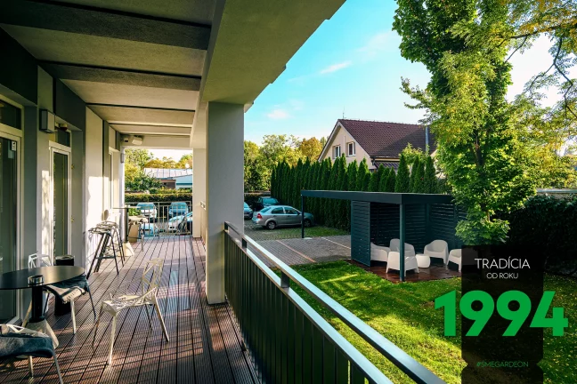 Pohled na pergolu s balkonu