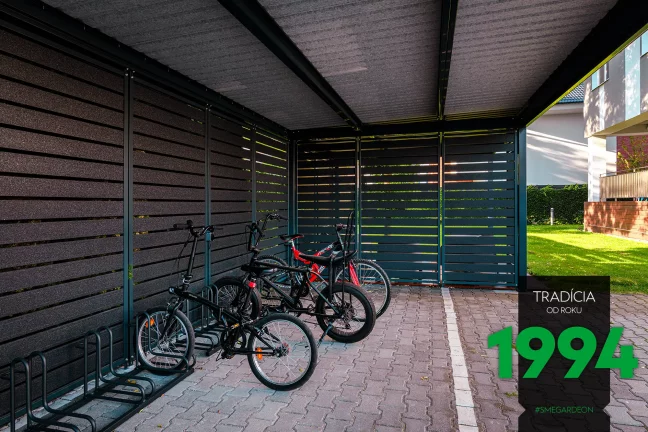 Odložená kola pod pergolou