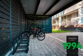 Kola pod pergolou v antracitové barvě