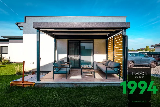 Posezení pod pergolou s dřevěnými výplněmi