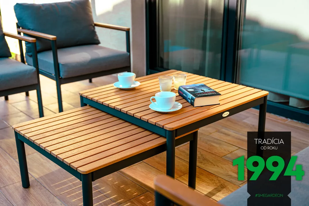 Občerstvení na stolku na zahradě