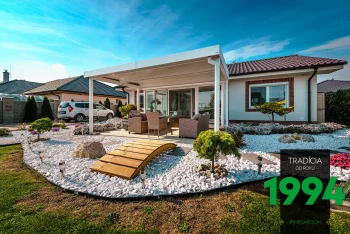 Posezení pod bílou pergolou