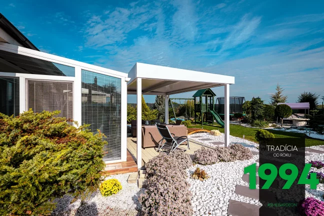 Bíla pergola na záhrade
