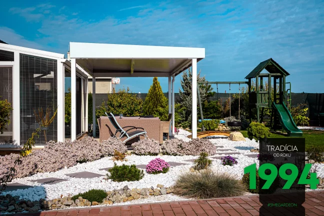 Posezení pod bílou pergolí