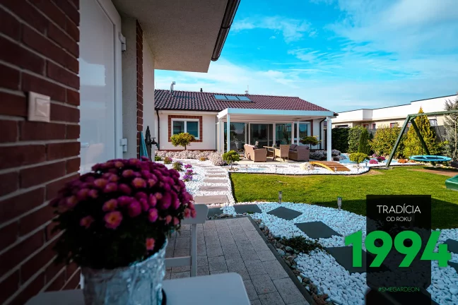 Pohled na záhradu s pergolí