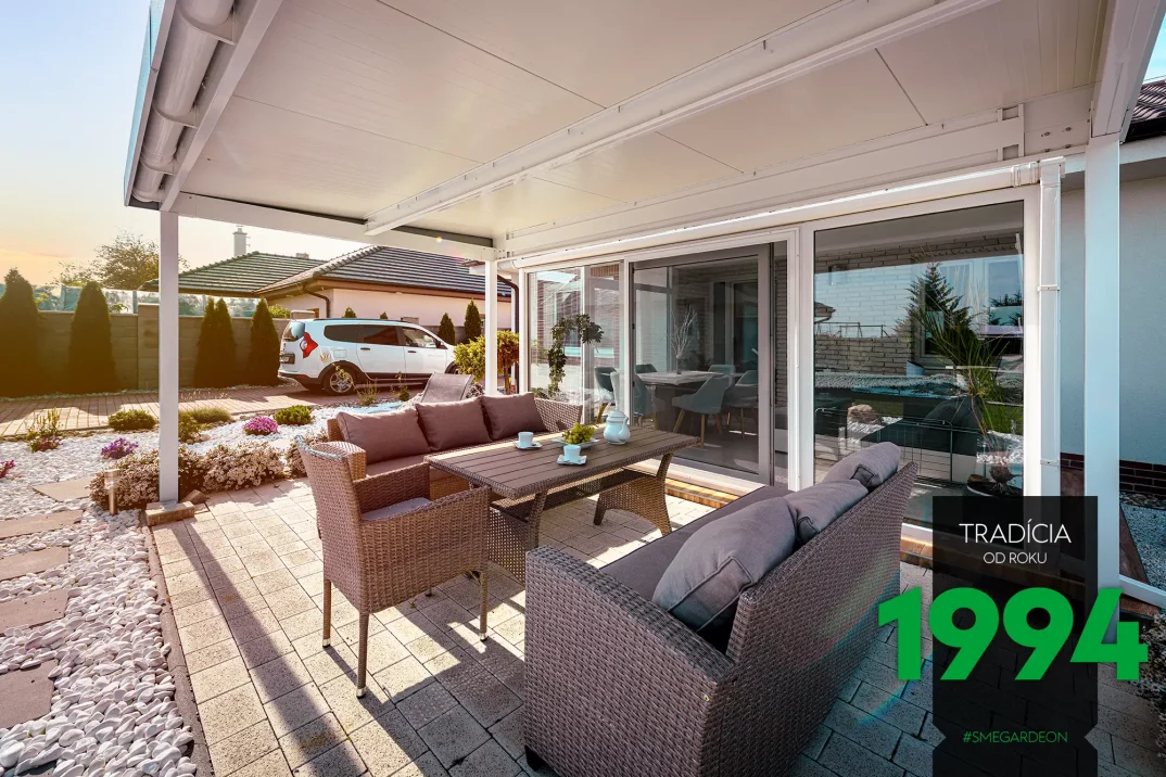 Hnědé posezení pod bílou pergolou