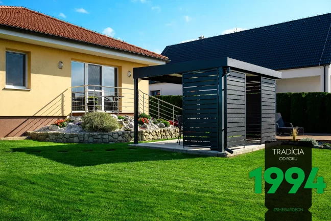 Pergola s kovovými výplněmi na zahradě