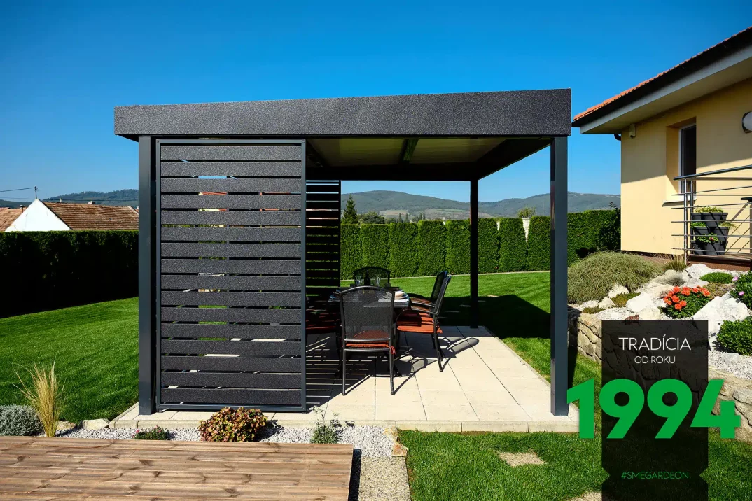 Posezení pod pergolou na zahradě