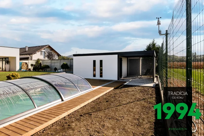 Zahradní domek u zastřešeného bazénu