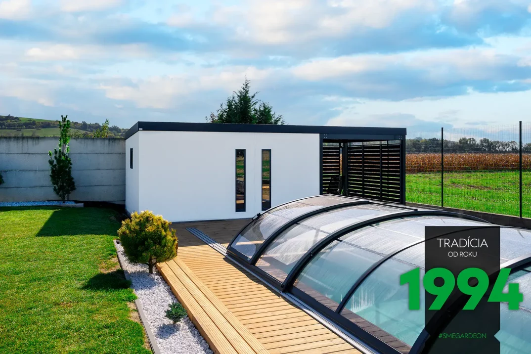 Zastřešený bazén u zahradního domku