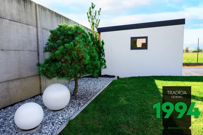 Lampy ve tvaru koulí u stromku a zahradního domku