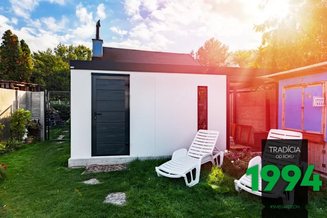 Zahradní domek s přístřeškem na zahradě