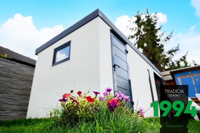 Květy před zahradním domkem