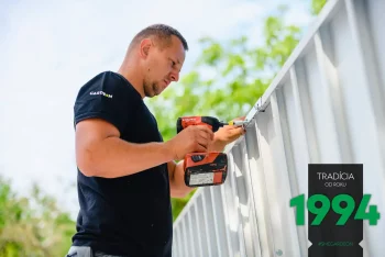 Montážník vŕta na vrcholu panela