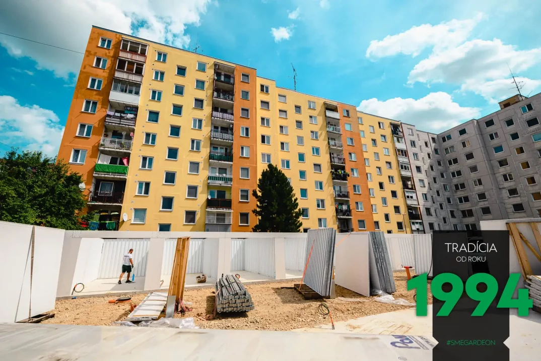 Montáž řadových garáží před paneláky