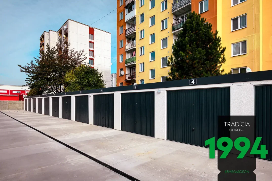 Řadové garáže s vraty v antracitu