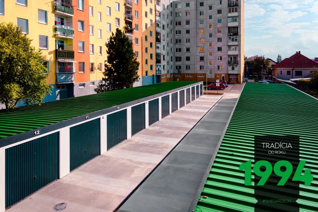 Řadové garáže v zástupu naproti sobě