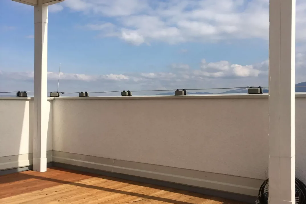 Bíla pergola se světílky na střeše