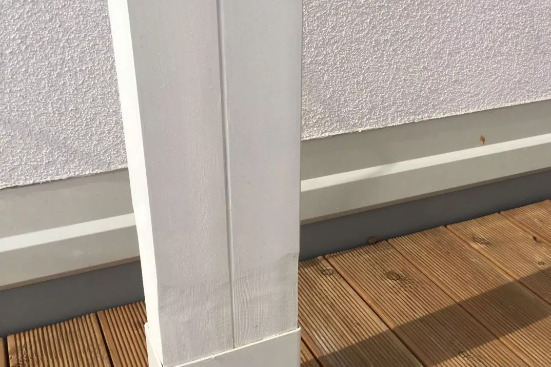 Stĺp pergoly v dřevění podlaze na střeše