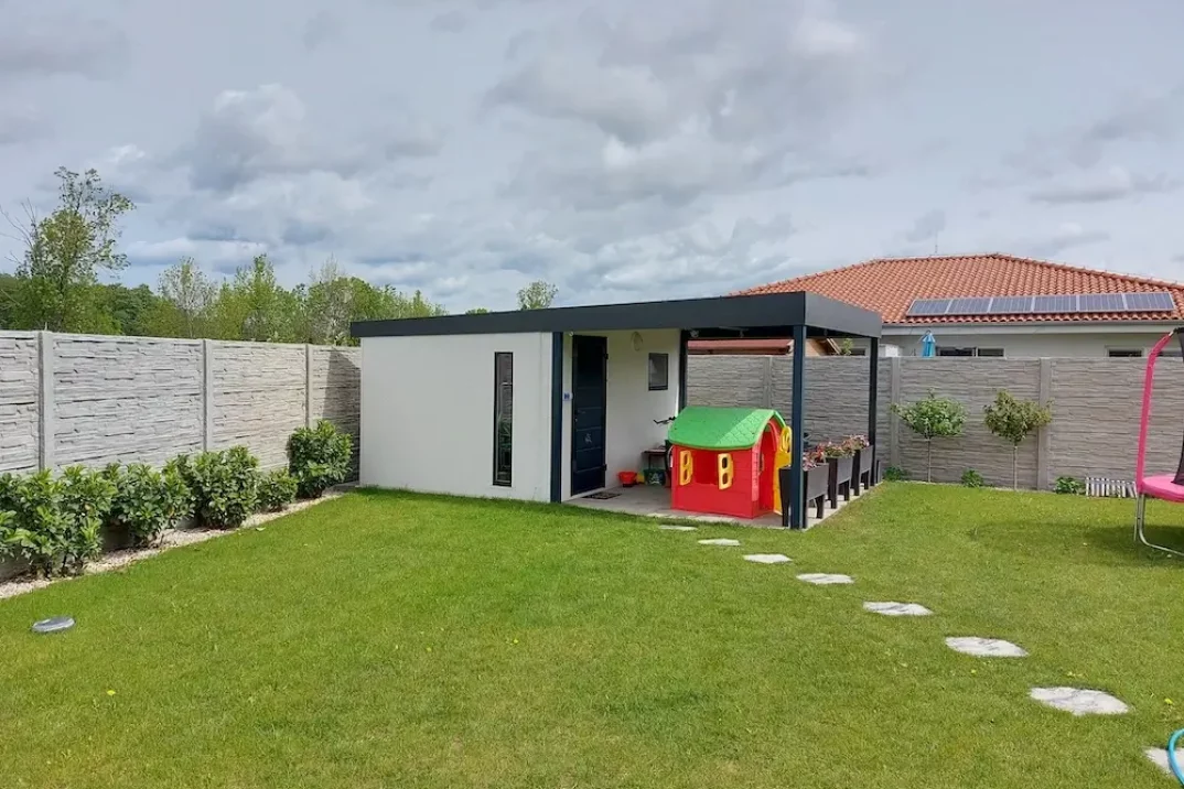Záhradní domek s přístřeškem