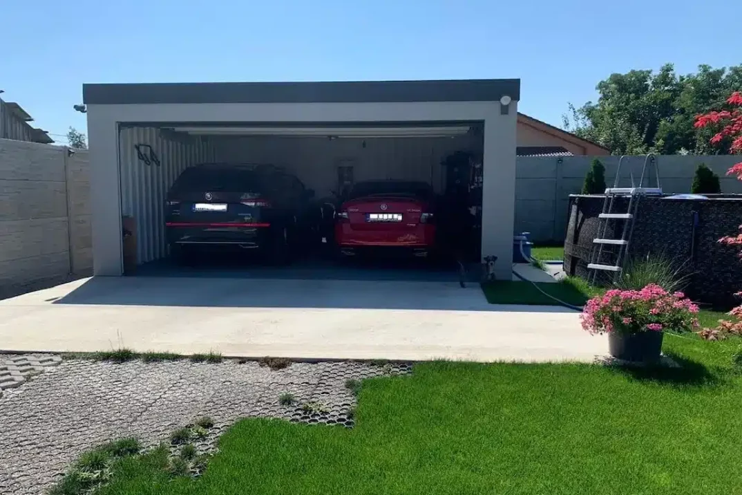 Otevřená garáž s autama