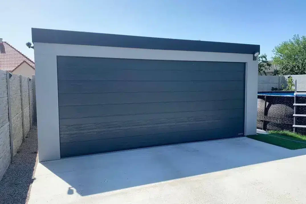 Garáž v bíle omítce