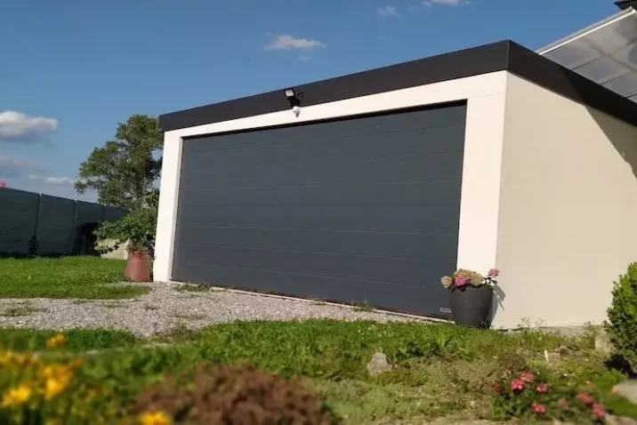 Garáž pro dvě autá na záhrade